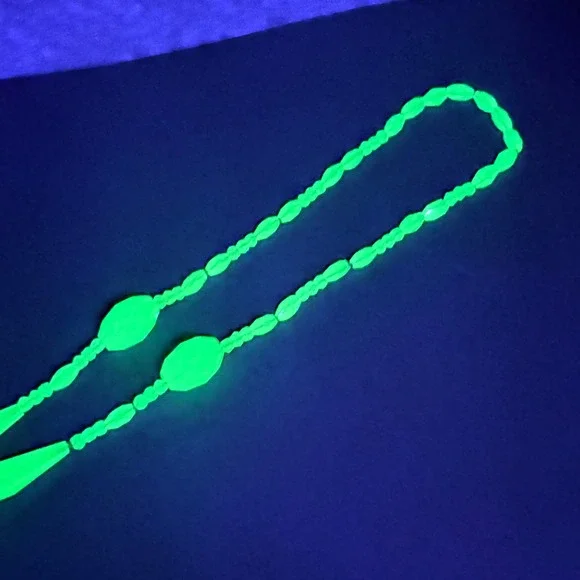 Vtg Green Uranium Glass Beaded Necklace UV Reactive Vaseline Glass Glows Flapper - Picture 16 of 16